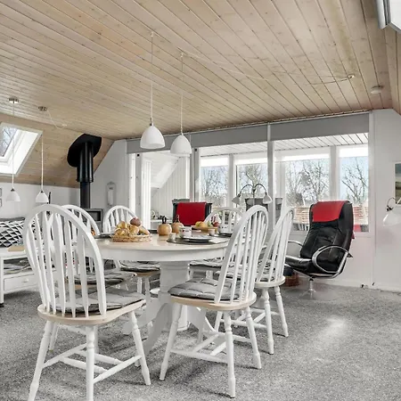 2 Bedroom Amazing In Prázdninový dům *