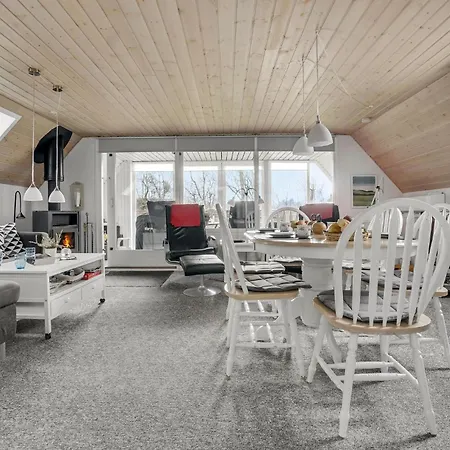 2 Bedroom Amazing In Prázdninový dům